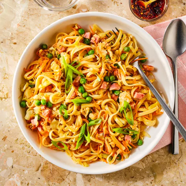 Nouilles sautées au jambon et aux petits pois
