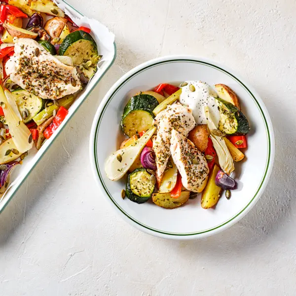 Poulet aux herbes, légumes rôtis et sauce au yaourt