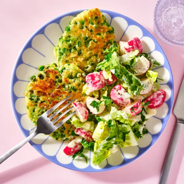 Galettes aux petits pois et salade croquante de radis