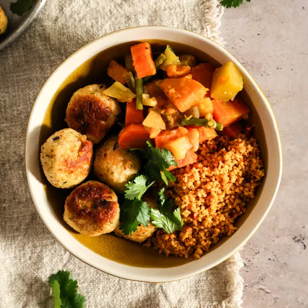 Boulettes de poulet, semoule & légumes façon couscous