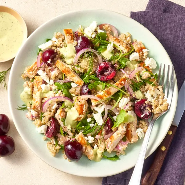 Salade de quinoa à la dinde, cerises et roquette