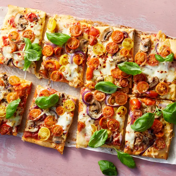 Pizza aux tomates colorées