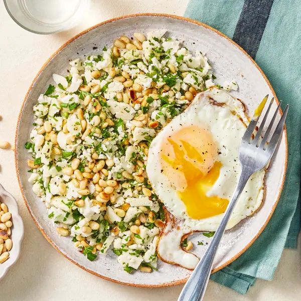 Salade de chou-fleur & œuf au plat