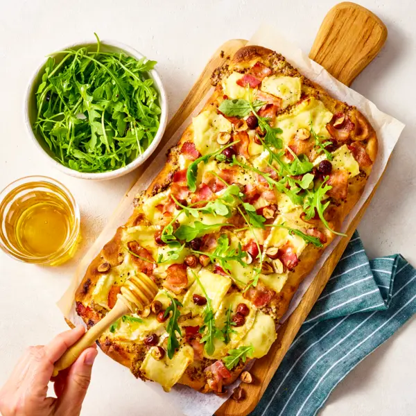 Pinsa au brie et bacon base crème-moutarde