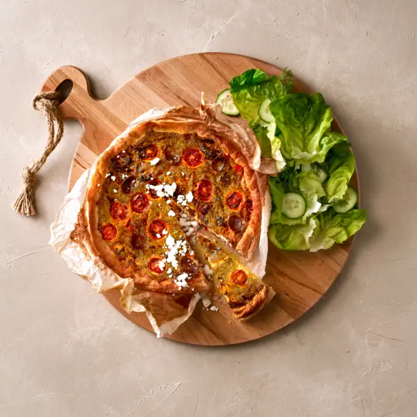 Quiche méditerranéenne au chorizo et salade