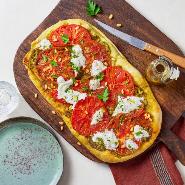 Pinsa tomate et pesto à la burrata