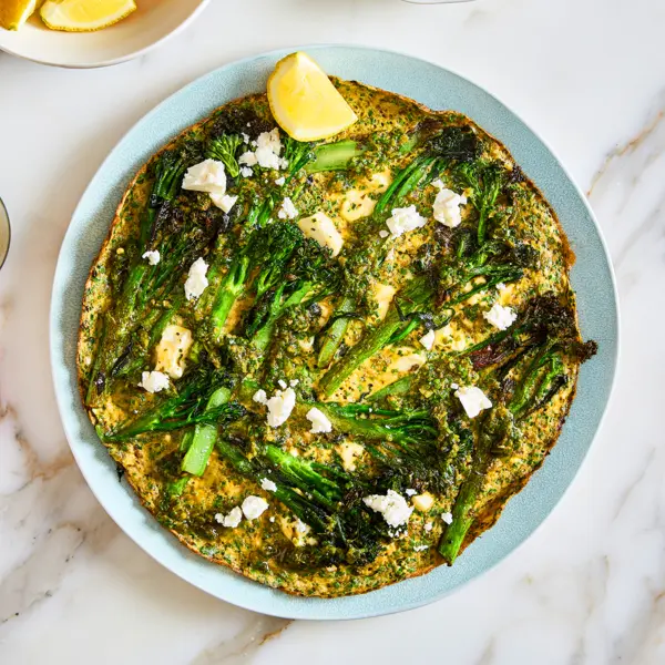 Frittata aux broccolinis et féta à la harissa verte et ciboulette