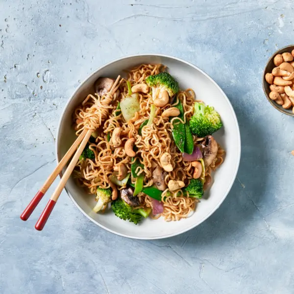 Wok de nouilles japonaises aux légumes