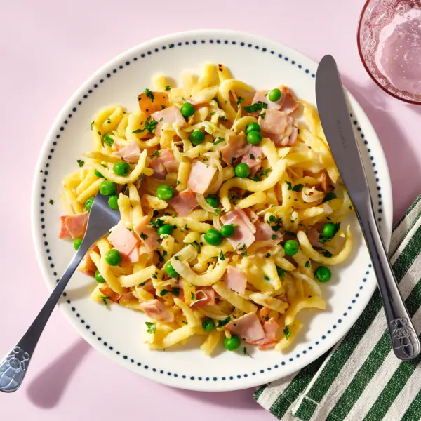 Spaetzle au jambon, fromage & petits pois
