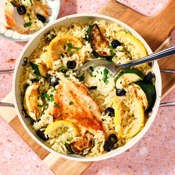 One-pot de poulet au riz à la crème de citron et aux courgettes