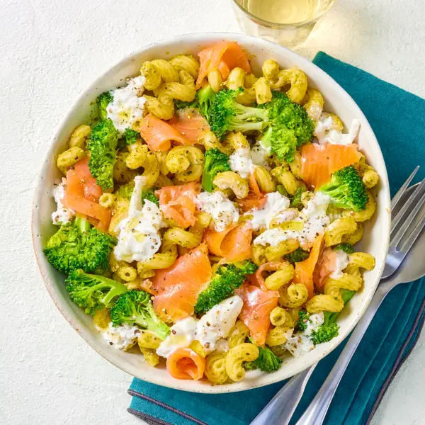 Serpentini à la truite fumée au brocoli et à la burrata