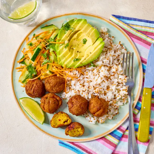 Assiette créole accras, riz & crudités