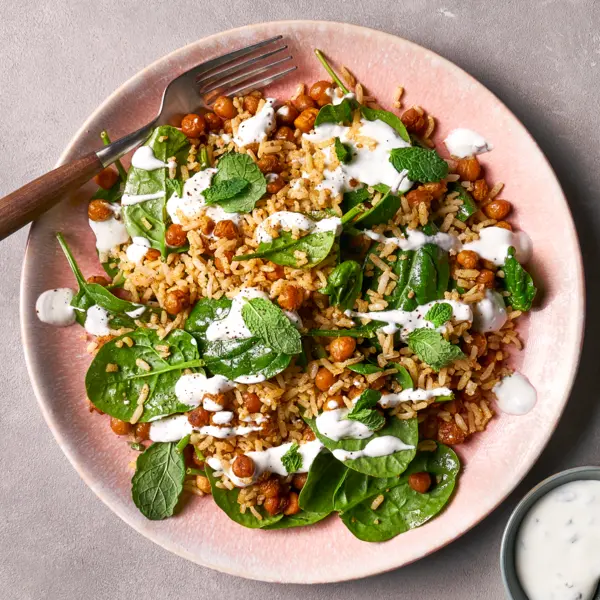 Salade de riz aux épinards et pois chiches épicés
