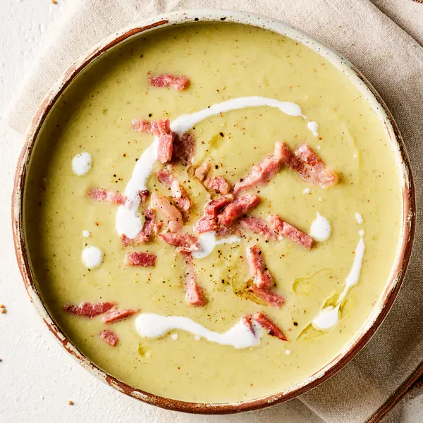 Potage crémeux à la moutarde, chou-fleur et lardons