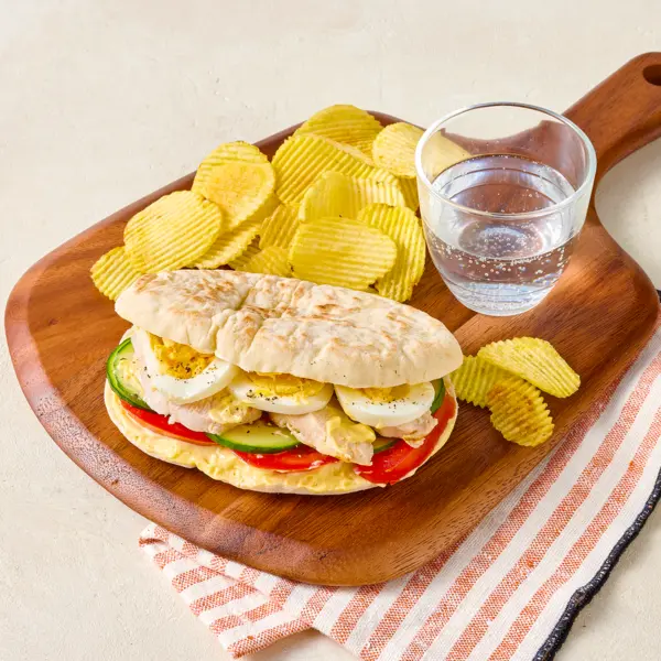 Pita poulet rôti & œuf mayo avec crudités