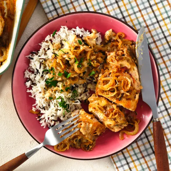 Poulet à la crème et aux oignons, avec riz