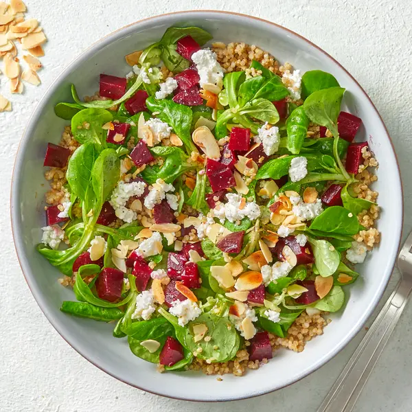 Salade de betterave, chèvre frais et amandes