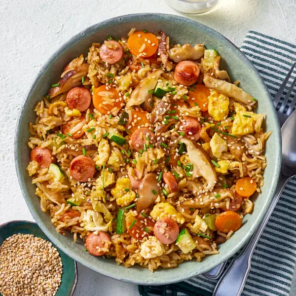 Riz sauté knacki et œuf aux shiitakés