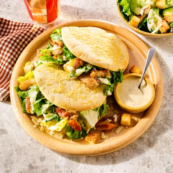 Pita au poulet style Caesar à la salade romaine et aux croûtons
