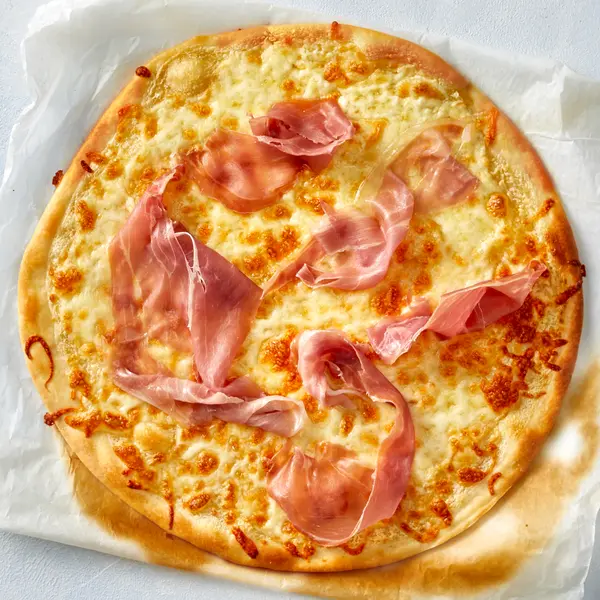 Pizza blanche au jambon de Parme et mozzarella