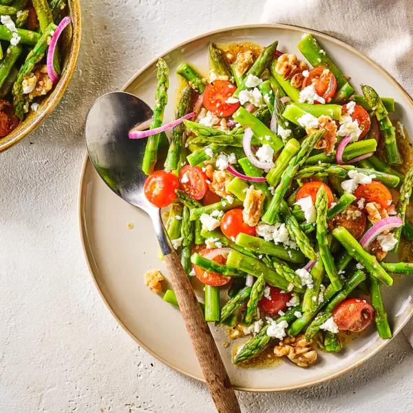 Salade d'asperges vertes fraîches