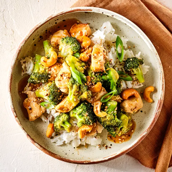 Sauté de poulet aux noix de cajou et brocolis