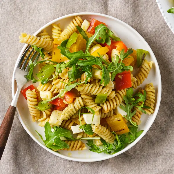 Salade de pâtes pesto-mozza