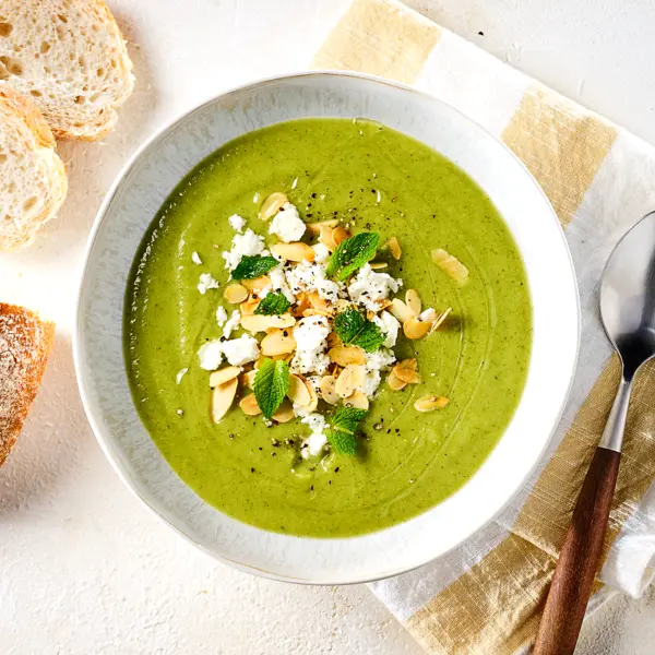 Soupe de brocolis à la feta et menthe