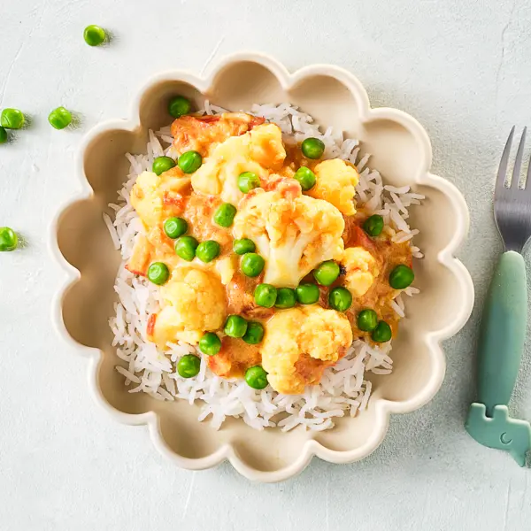 Curry doux avec riz, chou-fleur et petits pois