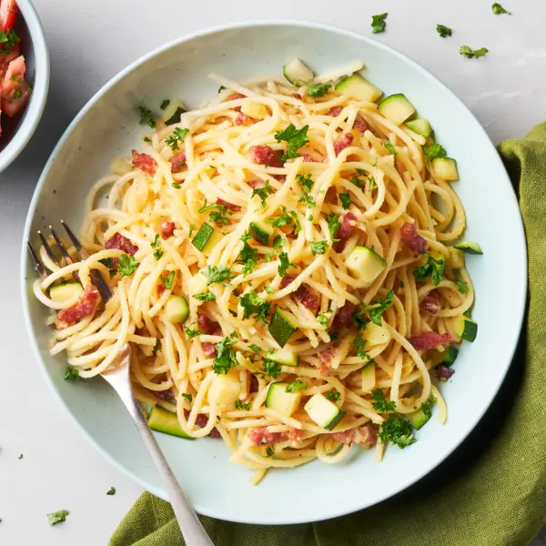 Pâtes à la carbonara avec salade de tomates