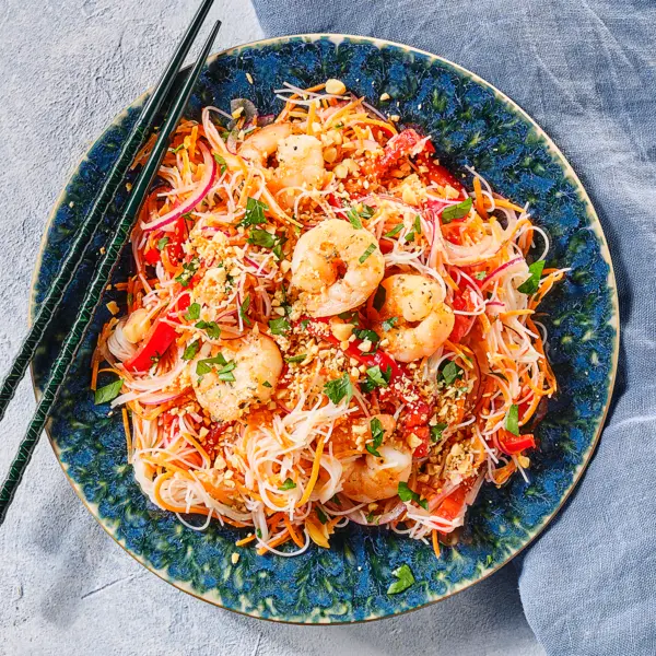 Salade de nouilles, crevettes & cacahuètes