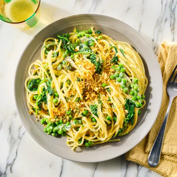 Spaghetti à la ricotta et petits pois, épinards et chapelure pistache