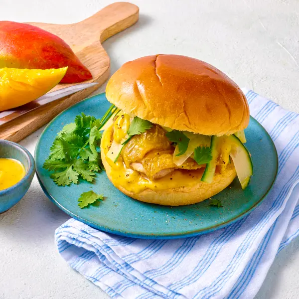 Burger frais poulet et concombre à la sauce mangue