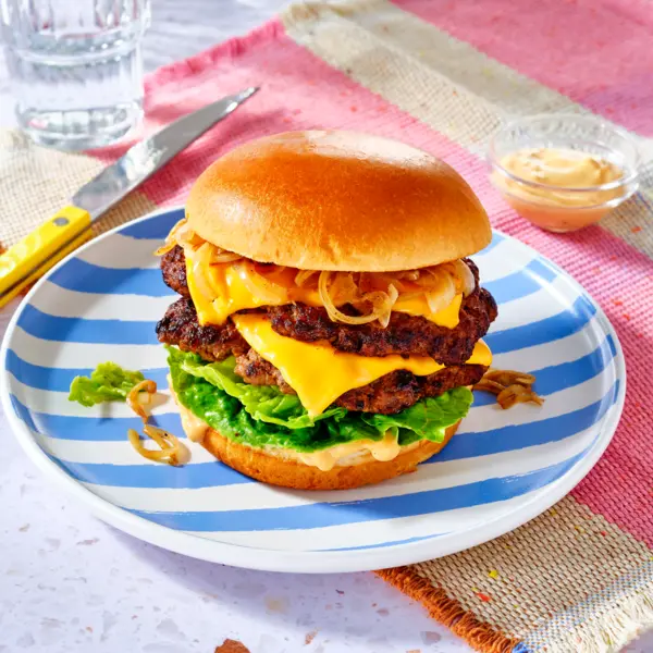 Smash burgers de bœuf au cheddar et aux oignons grillés