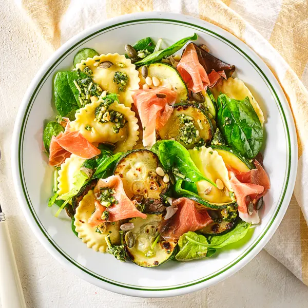 Salade de raviolis courgettes & prosciutto