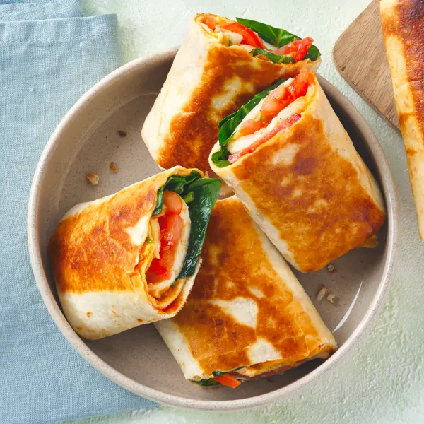 Wraps à la mozzarella au pesto rosso et tomates cerises