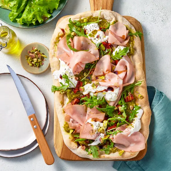 Pinsa mortadelle, burrata et pesto