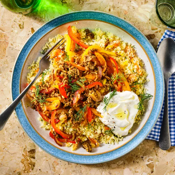 Couscous à la viande hachée et yaourt au citron