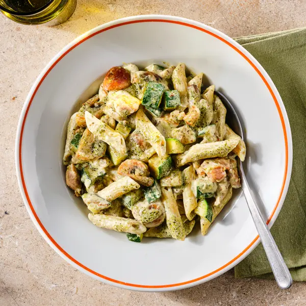 Penne avec poulet dans une sauce pesto crémeuse