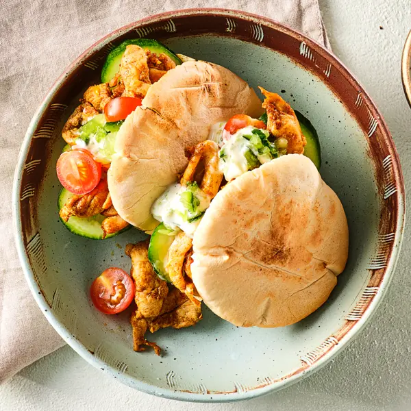 Pita au poulet shawarma avec tzatziki