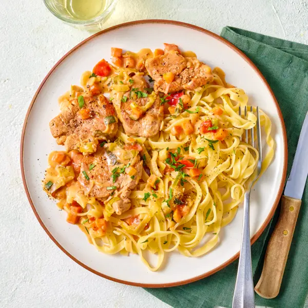 Médaillons de porc aux petits légumes et tagliatelles