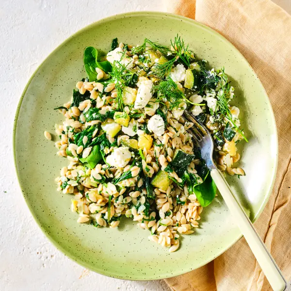 Orzo avec épinards et courgette à la feta