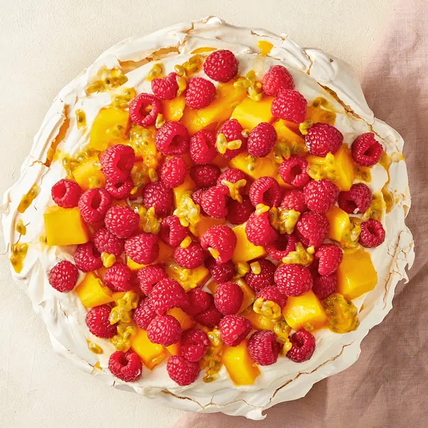 Pavlova framboise, passion et mangue