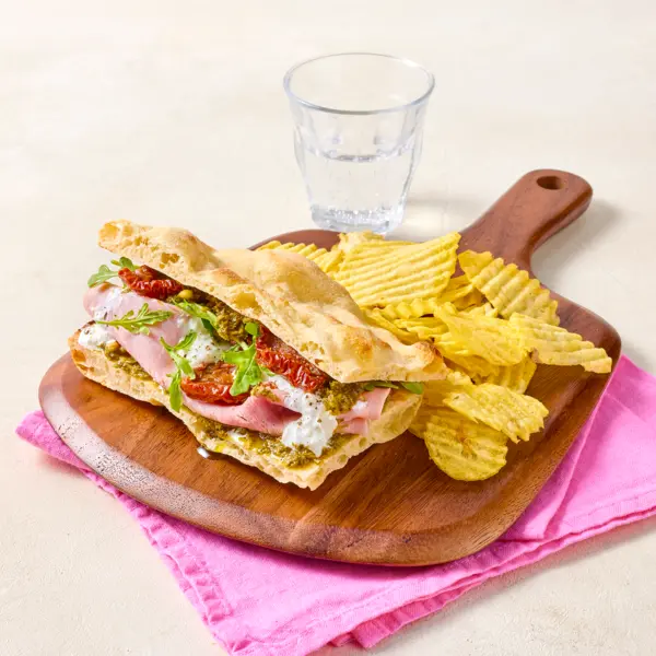 Pinsa-sandwich à l'italienne, jambon & burrata