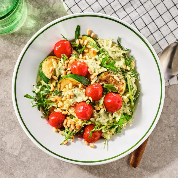 Salade d'orzo avec sauce pesto crémeuse