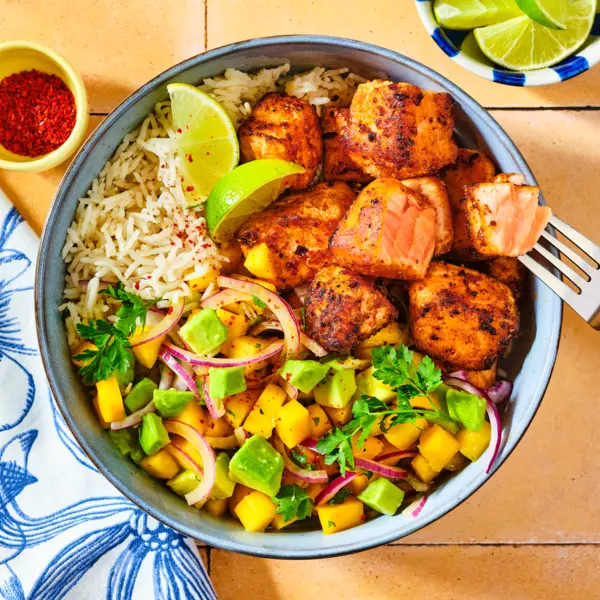 Bowl de saumon épicé et riz façon mexicaine à l'avocat et mangue