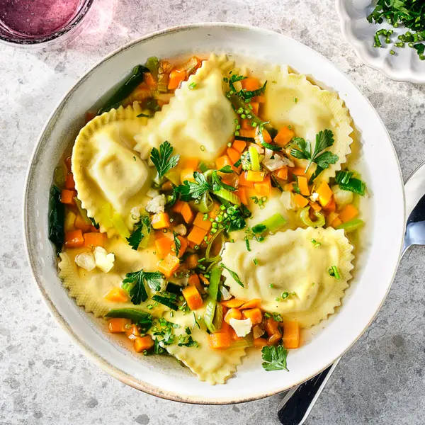 Soupe de raviolis rapide avec plein de légumes