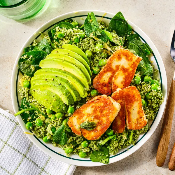 Bol de couscous vert au halloumi et à l’avocat
