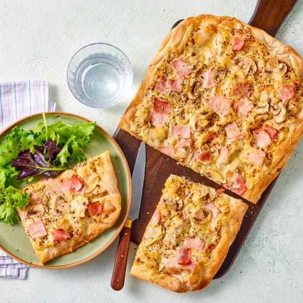 Pinsa jambon, comté, champignons base crème-moutarde