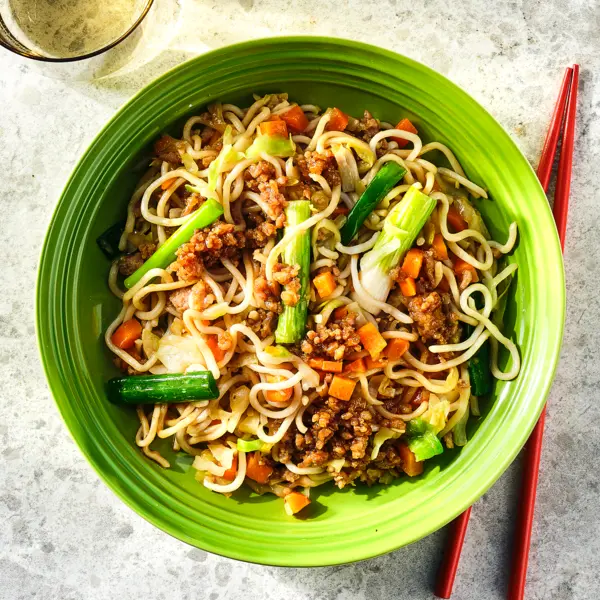 Yakisoba rapide avec viande hachée caramélisée